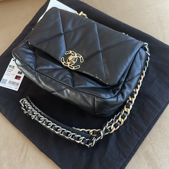 Chanel 19 handbag - Picture 5 of 15
